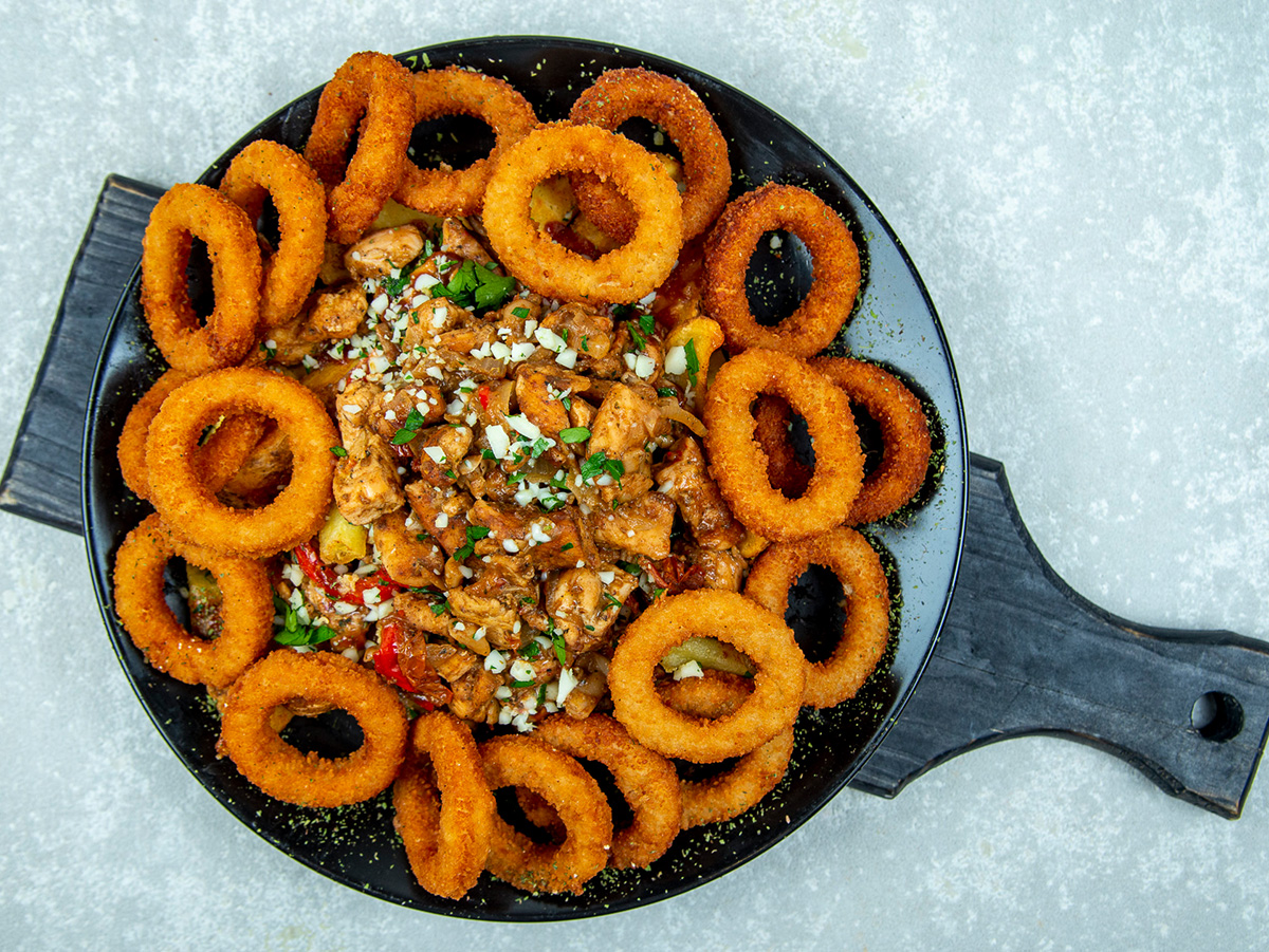 Onion rings poutine (chicken)