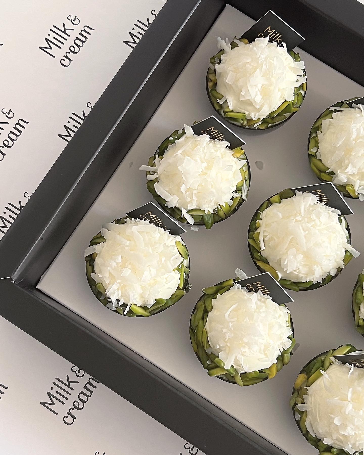 ميني كيكة الحليب بالفستق 