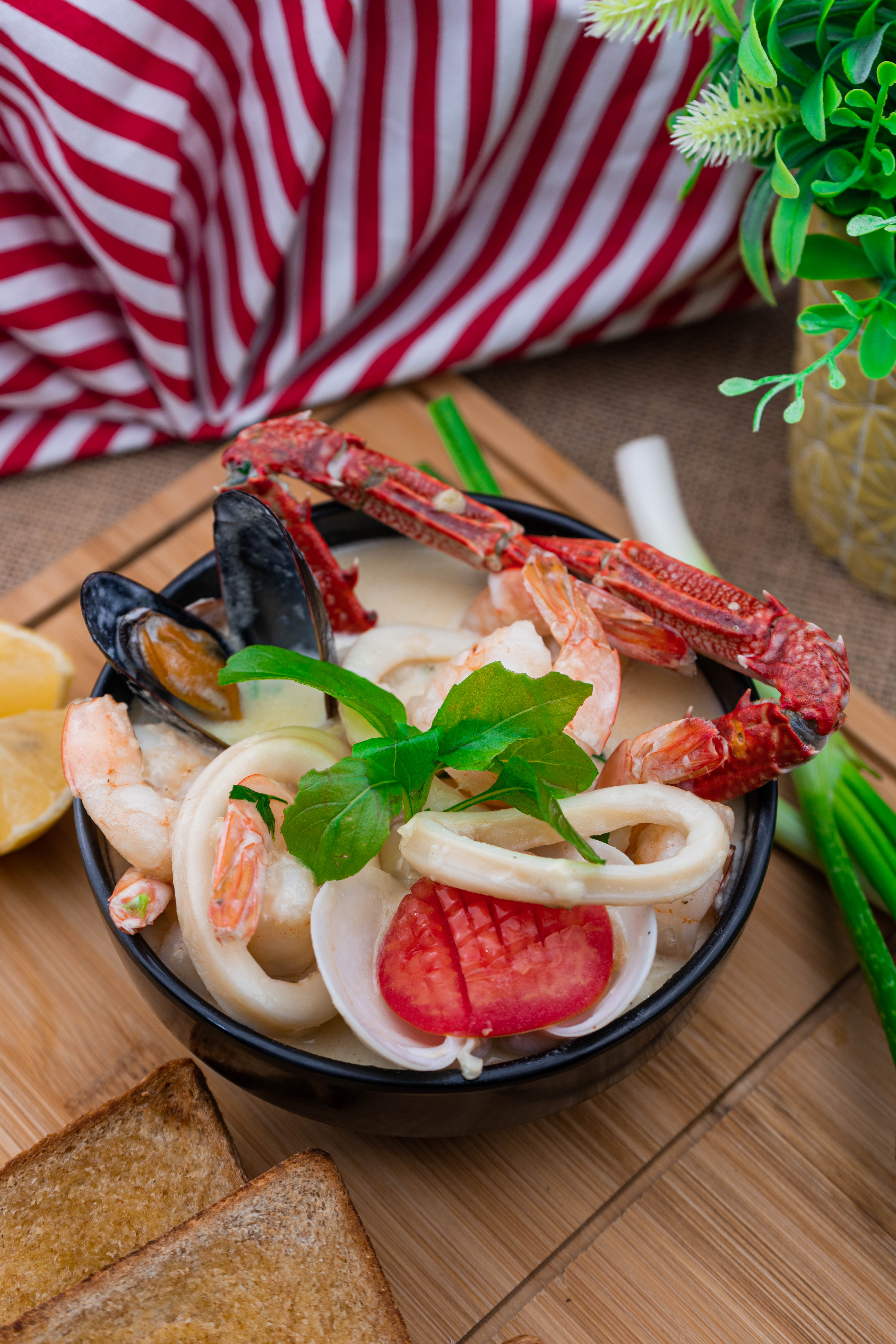 شوربة سي فود كريمه أو أحمر Sea food soup cram or red 