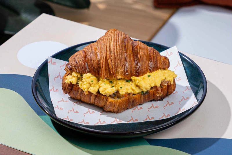 كرواسون بالبيض و الجبنه