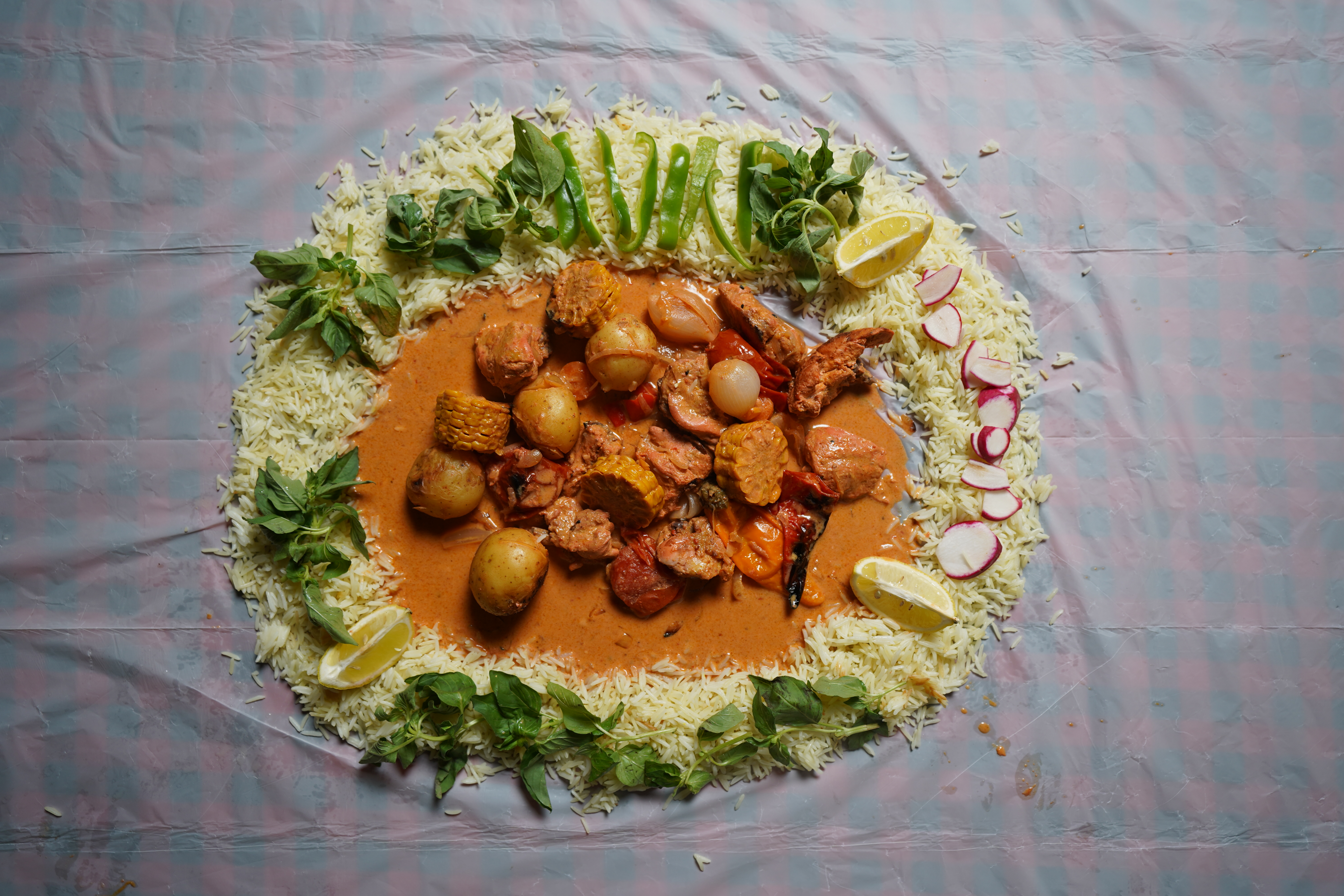 سطل دجاج بالخضار و الصوص