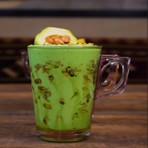 موز حليب افوكا والمكسرات/موز و شیر و ئەفۆکادۆ
