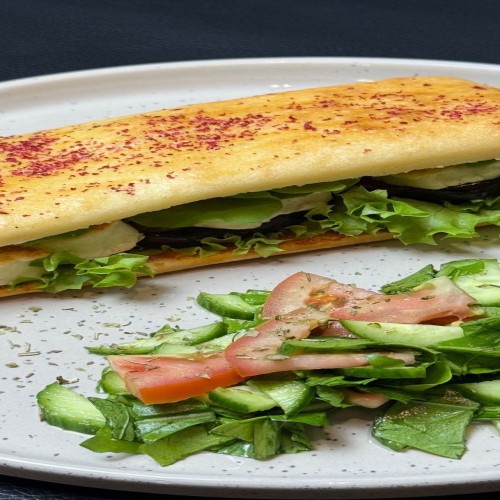 ساندوتش حلوم مع الباذنجان